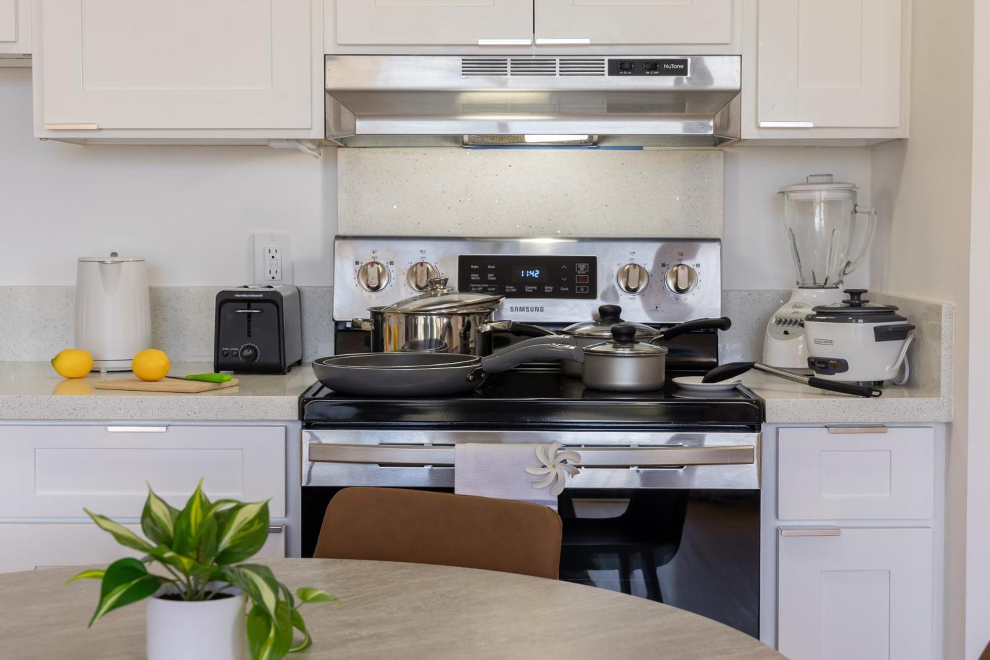 Waikiki Banyan Ocean View Oasis With Free Parking! *